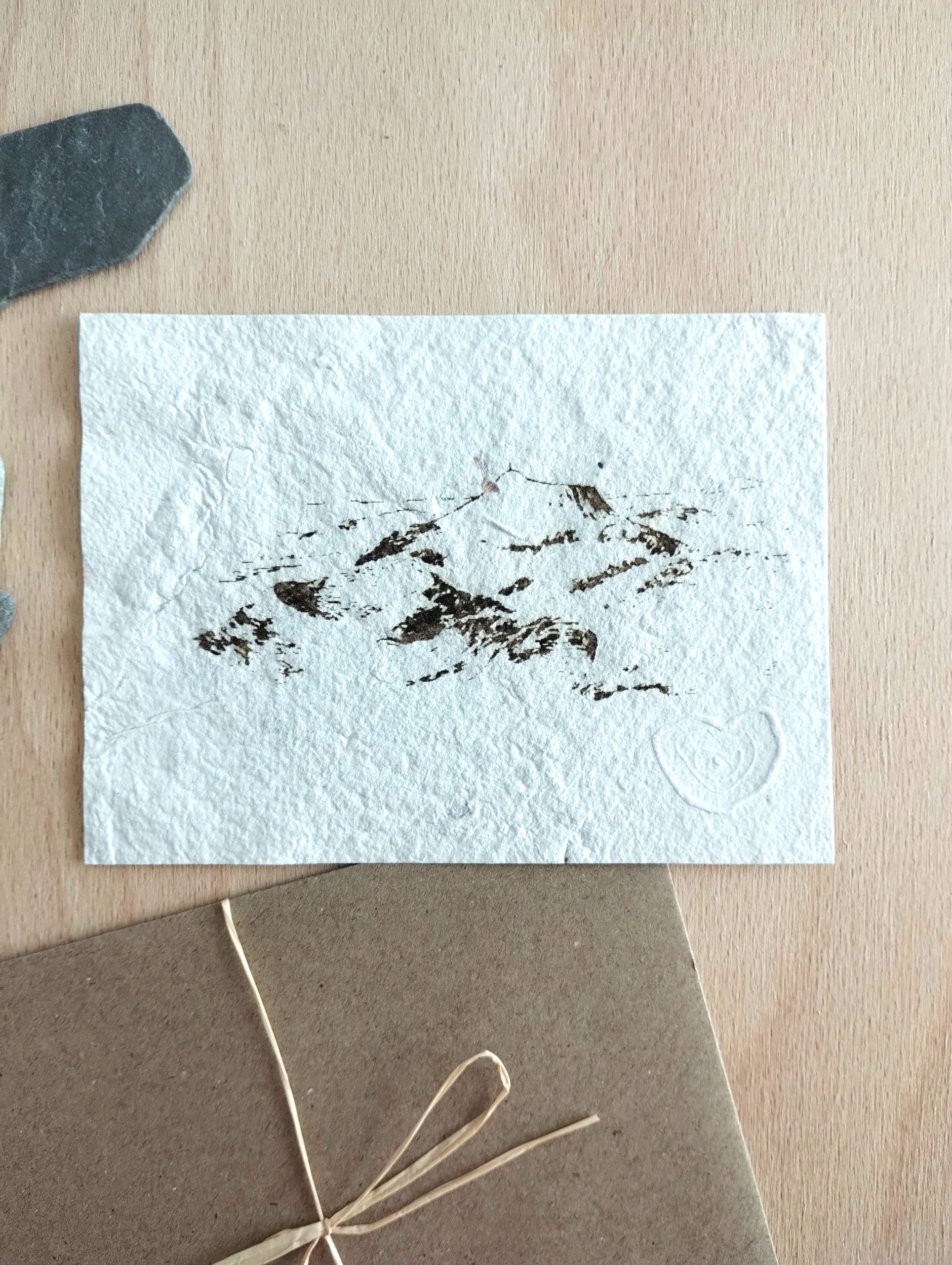 carte postale avec une illustration d'un grand paysage d'Auvergne.