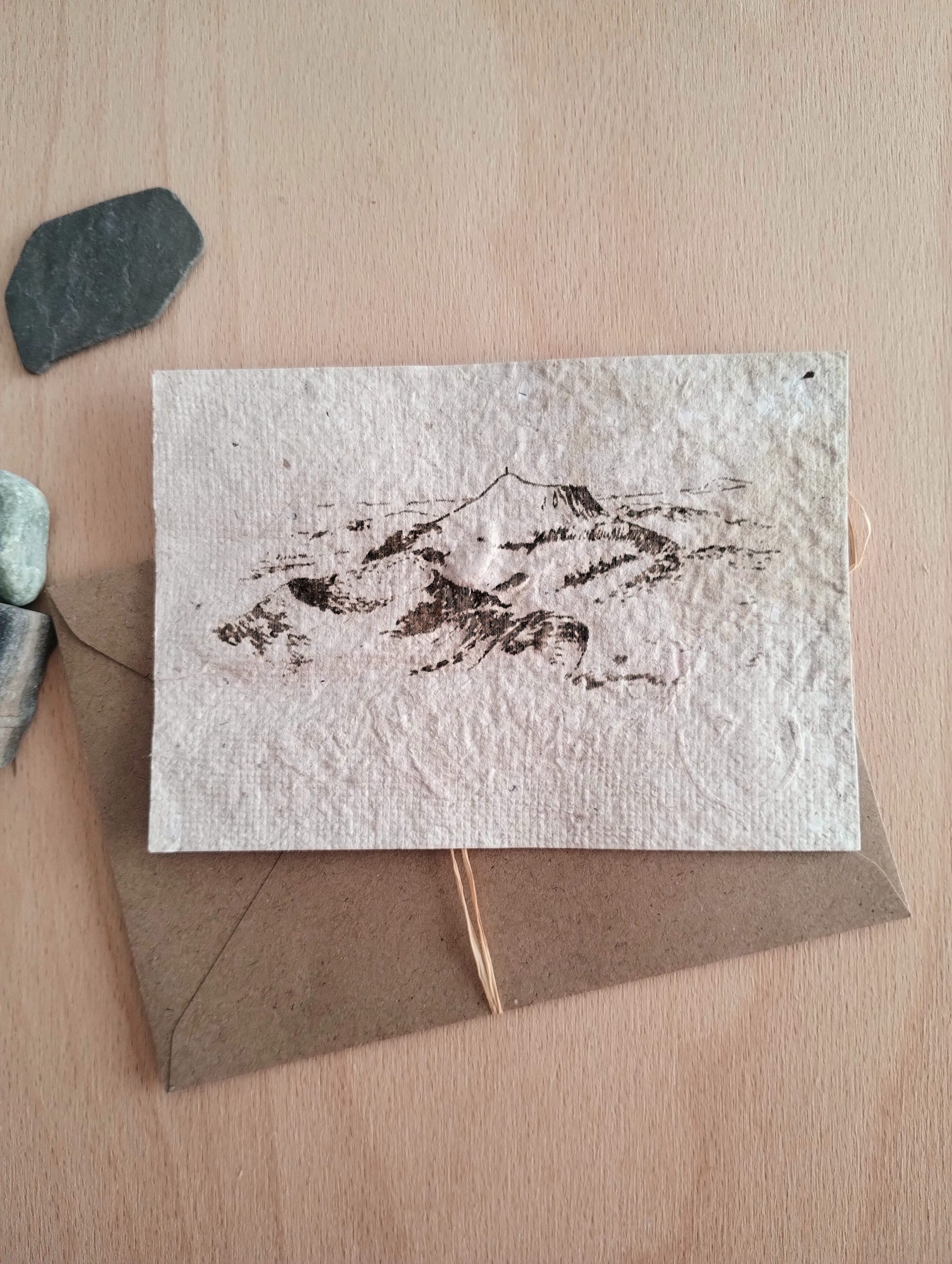carte postale en papier kraft avec la chaine des puys d'auvergne