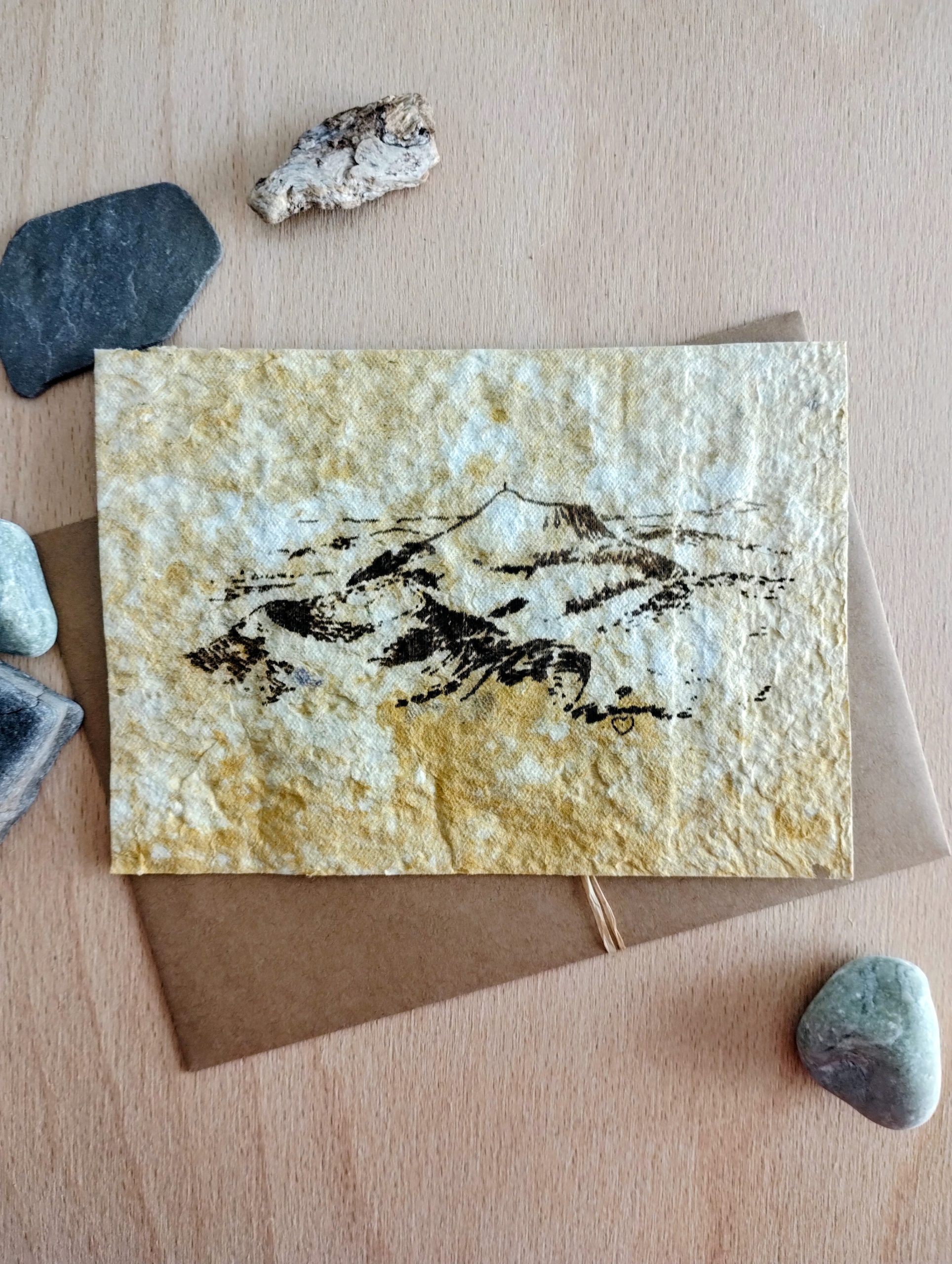 Carte postale en papier recyclé de couleur blanc mélangé à du jaune d'or