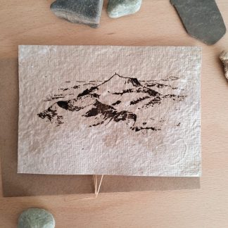 carte postale en papier recyclé avec un mélange de couleurs brunes. illustration de la chaine des puys.