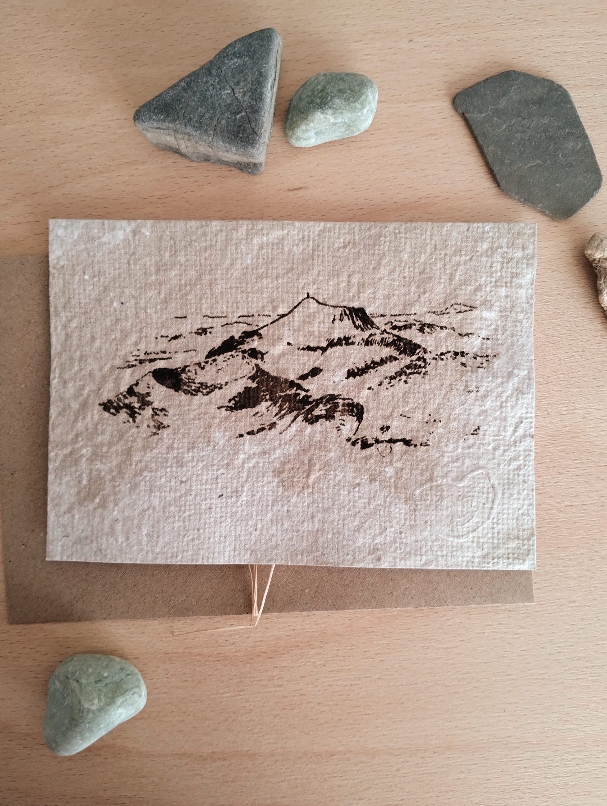 carte postale en papier recyclé avec un mélange de couleurs brunes. illustration de la chaine des puys.