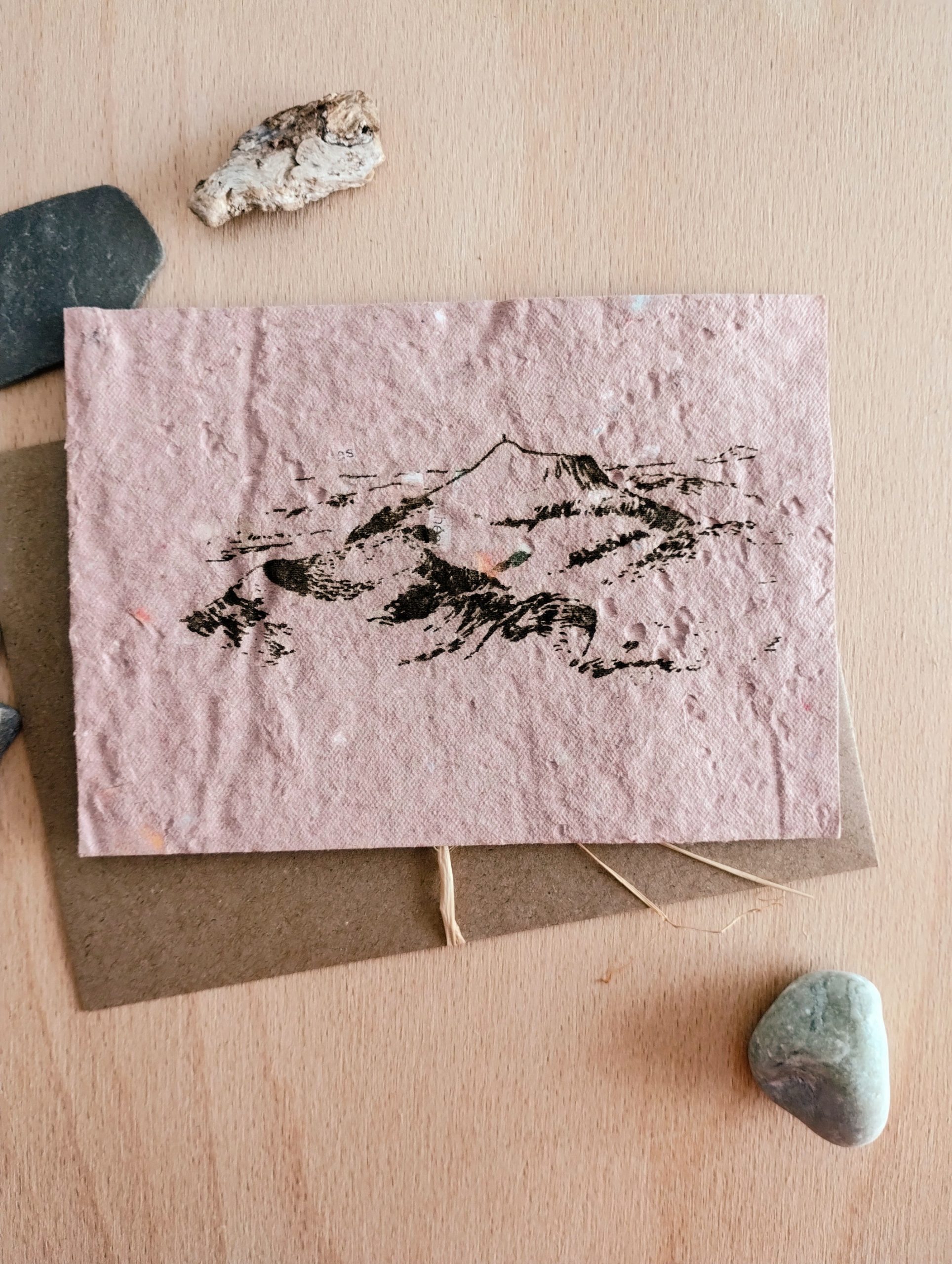 carte postale rose avec dessin de la chaine des puys