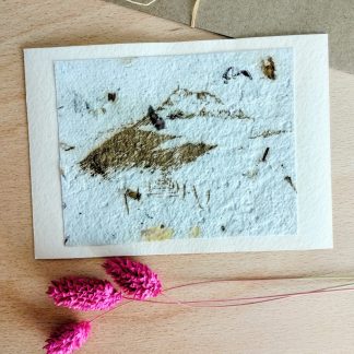 Tendre carte postale fleurie avec un dessin du puy de dôme.