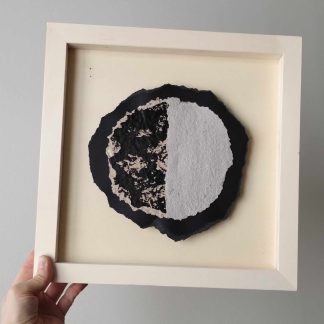 Allégorie de la lune dans un tableau géométrique en noir et blanc.