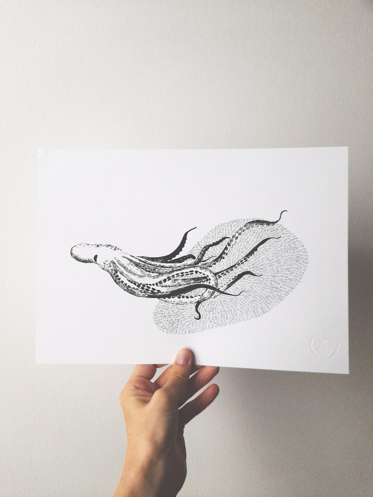 affiche prise en main avec une reproduction d'un poulpe pour une décoration marine et naturelle.