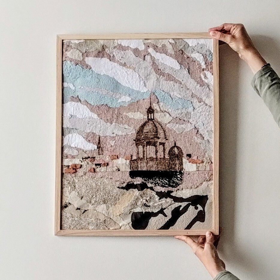 Tableau décoratif représantant la tour de l'horloge de la ville de Riom illustrée puis gravée. Un travail particulier a été réaliser dans le ciel.