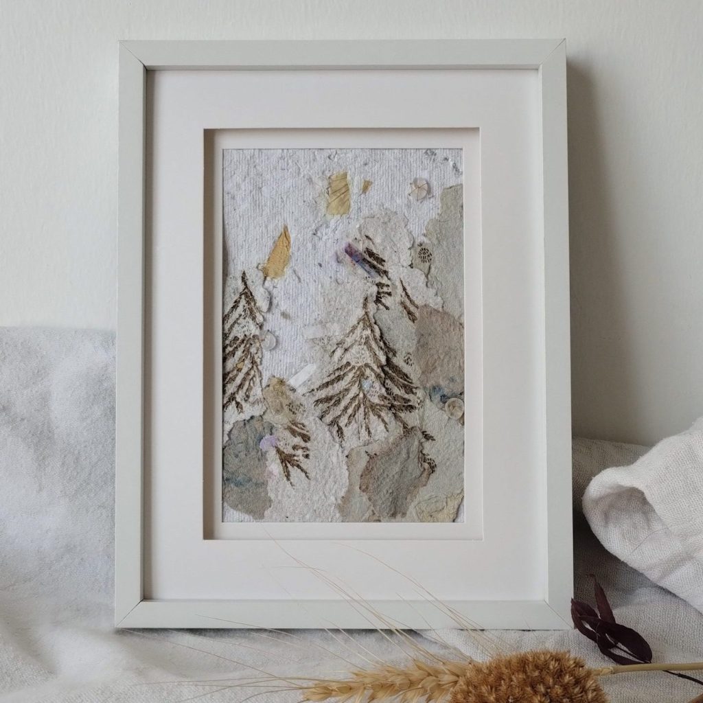tableau d'un forêt de sapins dans les nuages. Présentation de la page d'accueil.