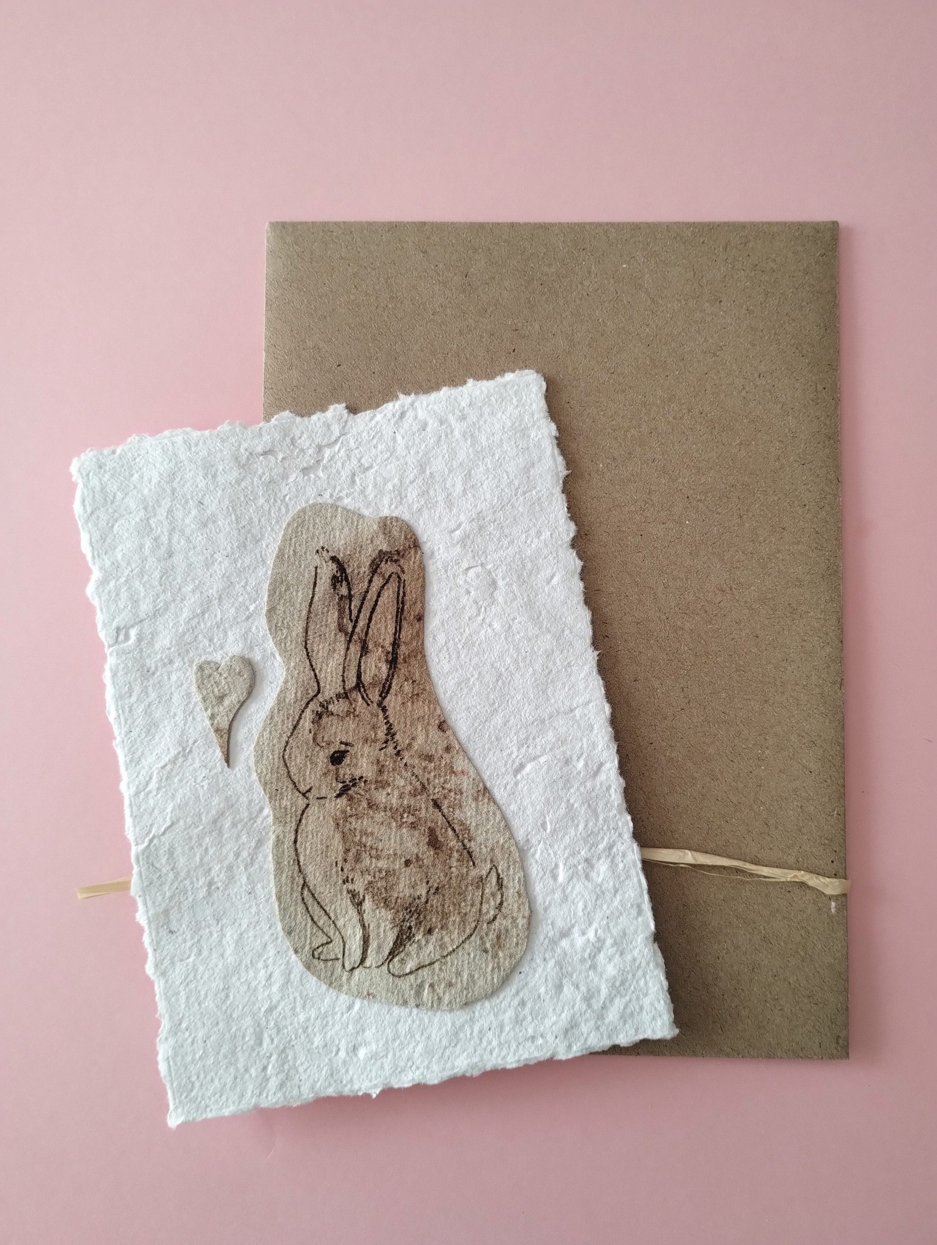carte postale lapin et petit coeur sur papier recyclé