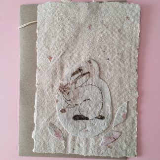 carte postale avec un joli petit lapin câlin