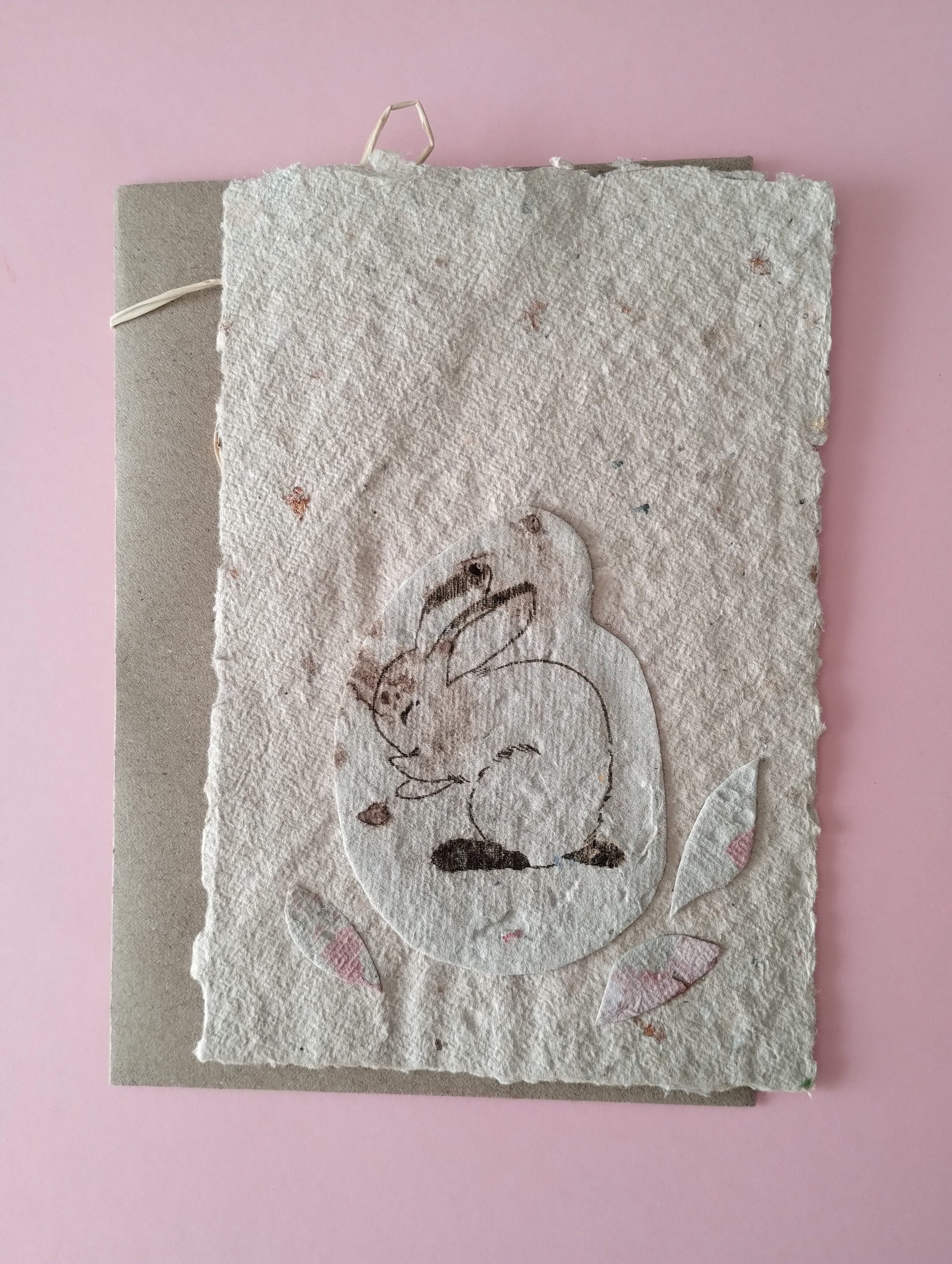carte postale avec un joli petit lapin câlin