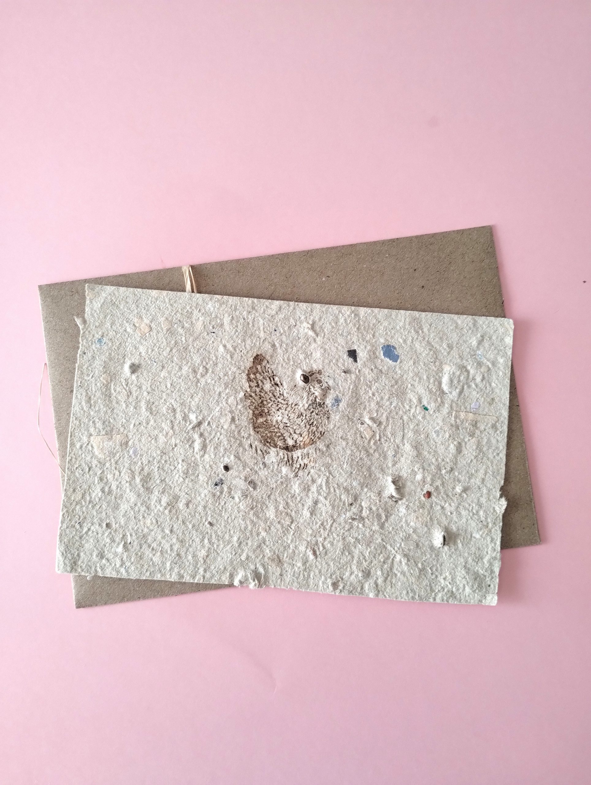 carte postale à planter avec une poule gravée