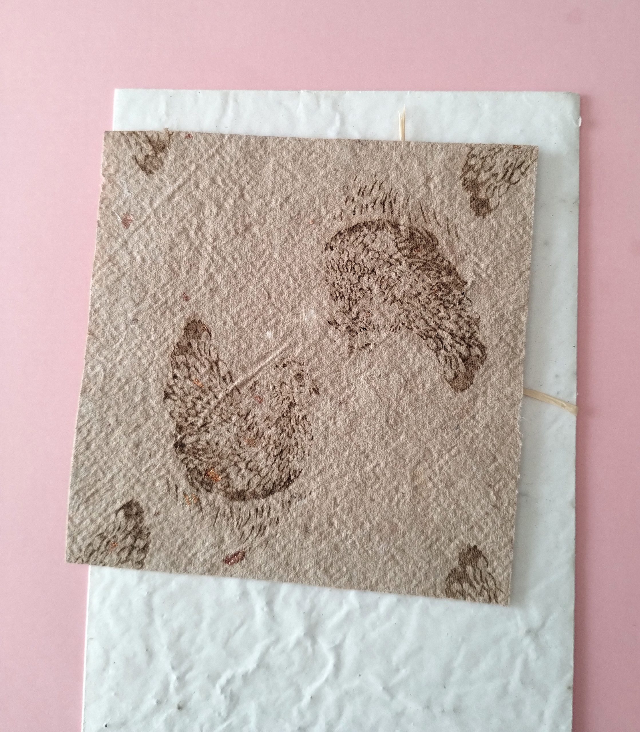 carte postale carrée avec deux poules. réalisée en papier recyclé
