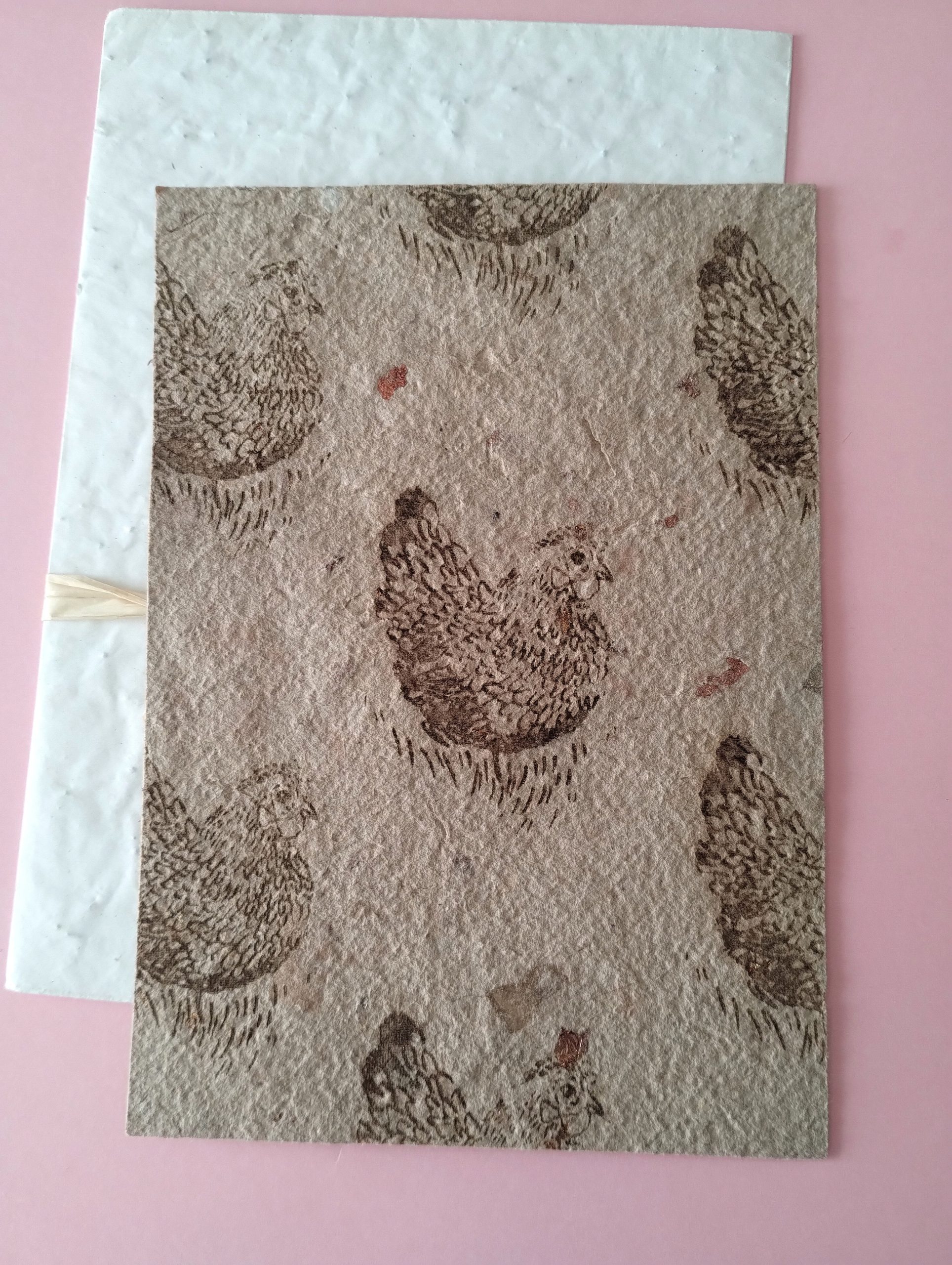 carte postale en papier recyclé avec un motif de poules et des pétales cuivrés