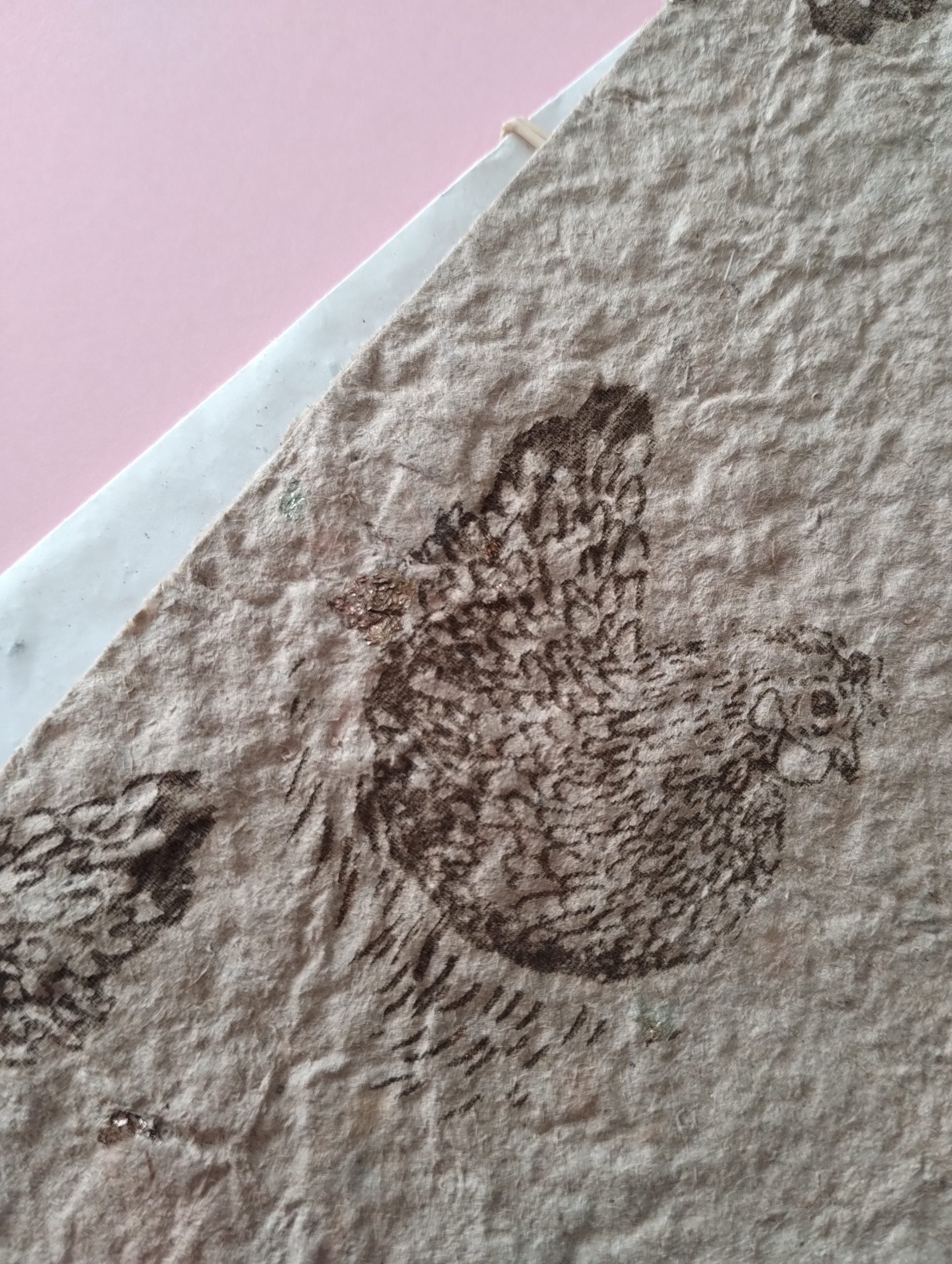 gros plan sur les paillettes cuivrées dans la carte postale poulette