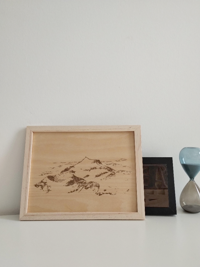 tableau en bois mis en valeur dans un intérieur pour une décoration de salon de chambre ou de bureau