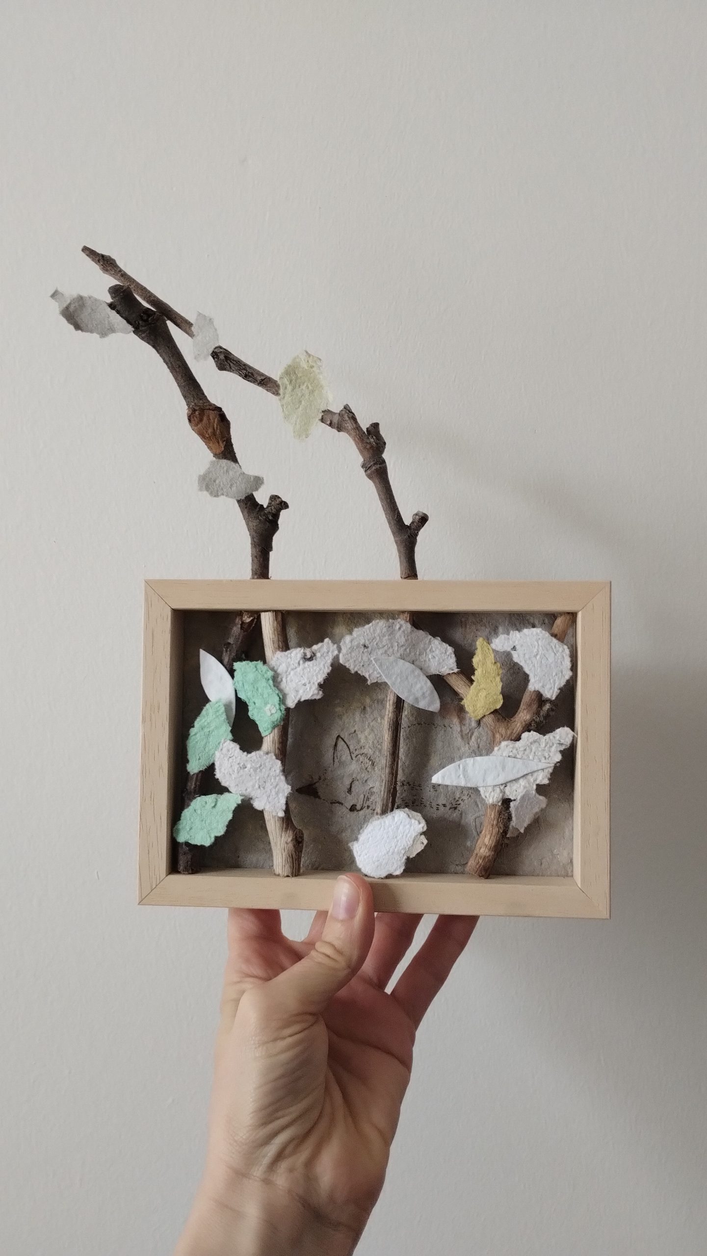 cadre décoratif en bois avec un renard qui dort