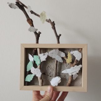 petit tableau en bois et papier recyclé avec un renard qui sommeille, pour décorer avec douceur une chambre