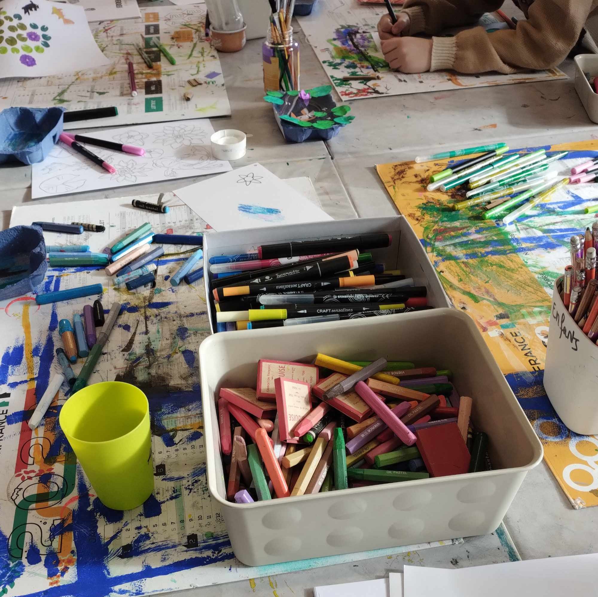 Table d'atelier et de cours d'arts plastiques et de dessin