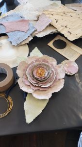 une participante de l'atelier a réaliser une grande fleur à suspendre