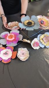 Lors de l'atelier créatif, les participantes ont fait de belles fleurs en papier