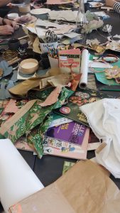 pile de feuilles et de magazine pour l'atelier de fleurs en papier