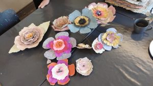 des fleurs de toutes les couleurs et de toutes les tailles, avec du papier recyclé