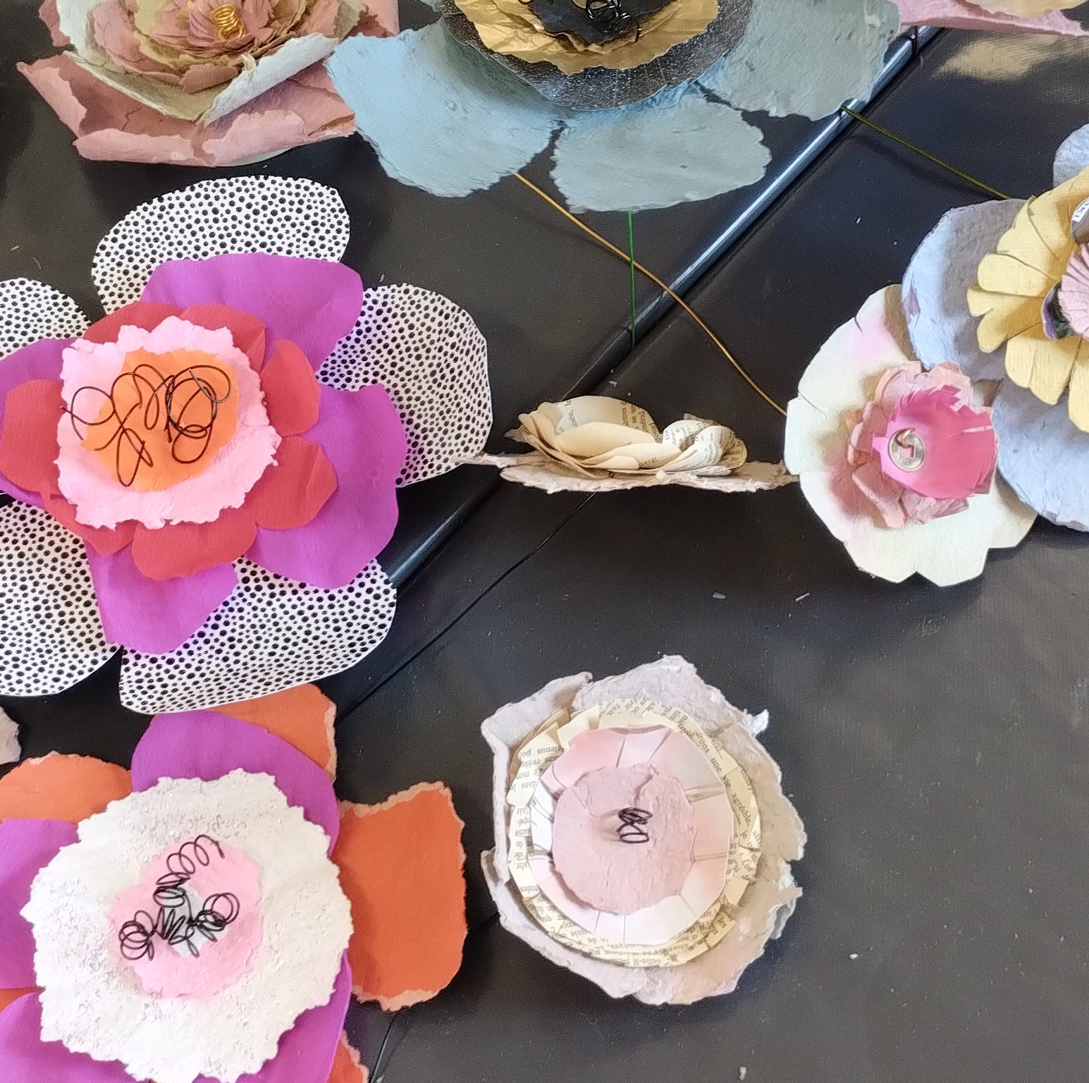 des fleurs de toutes les couleurs et de toutes les tailles, avec du papier recyclé