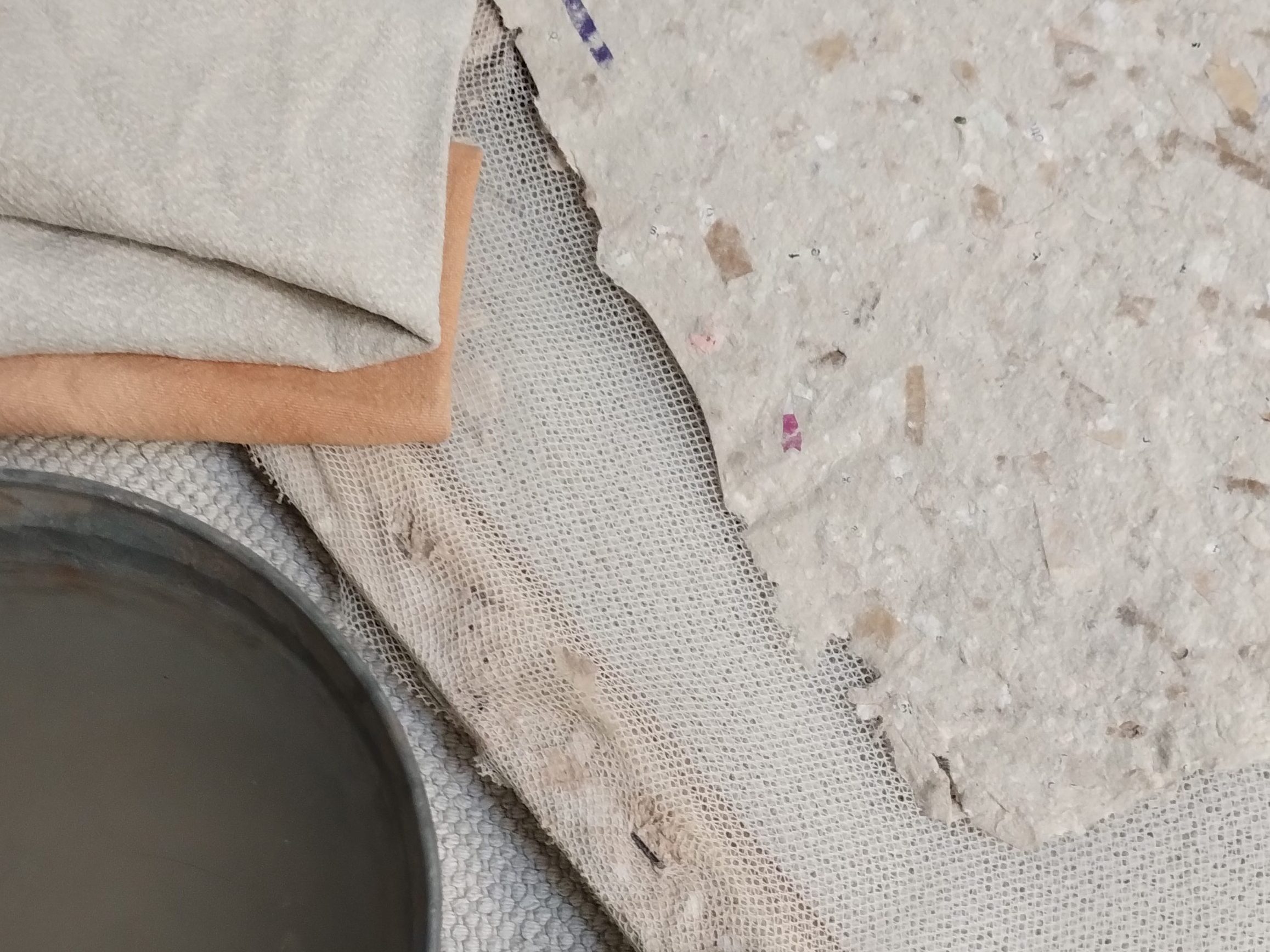Tamis et pâte à papier pour réaliser les feuilles de papier recyclé.