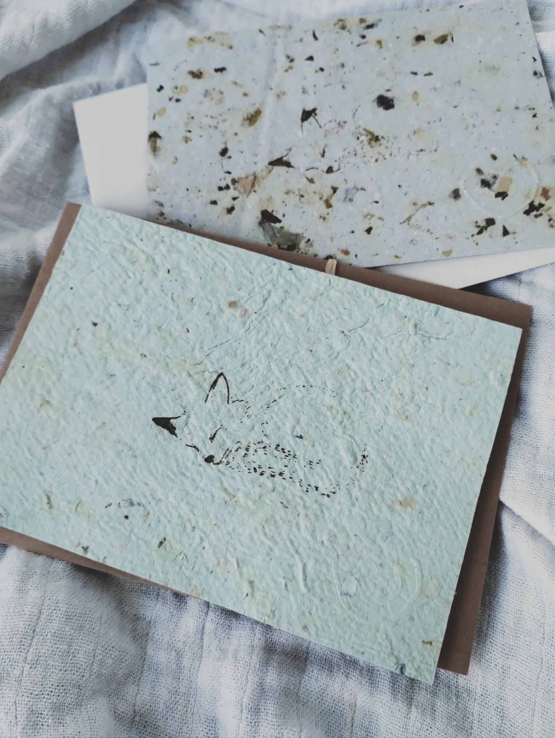 cartes postales de renard, vert pâle et papier avec inclusion de feuilles et fleurs