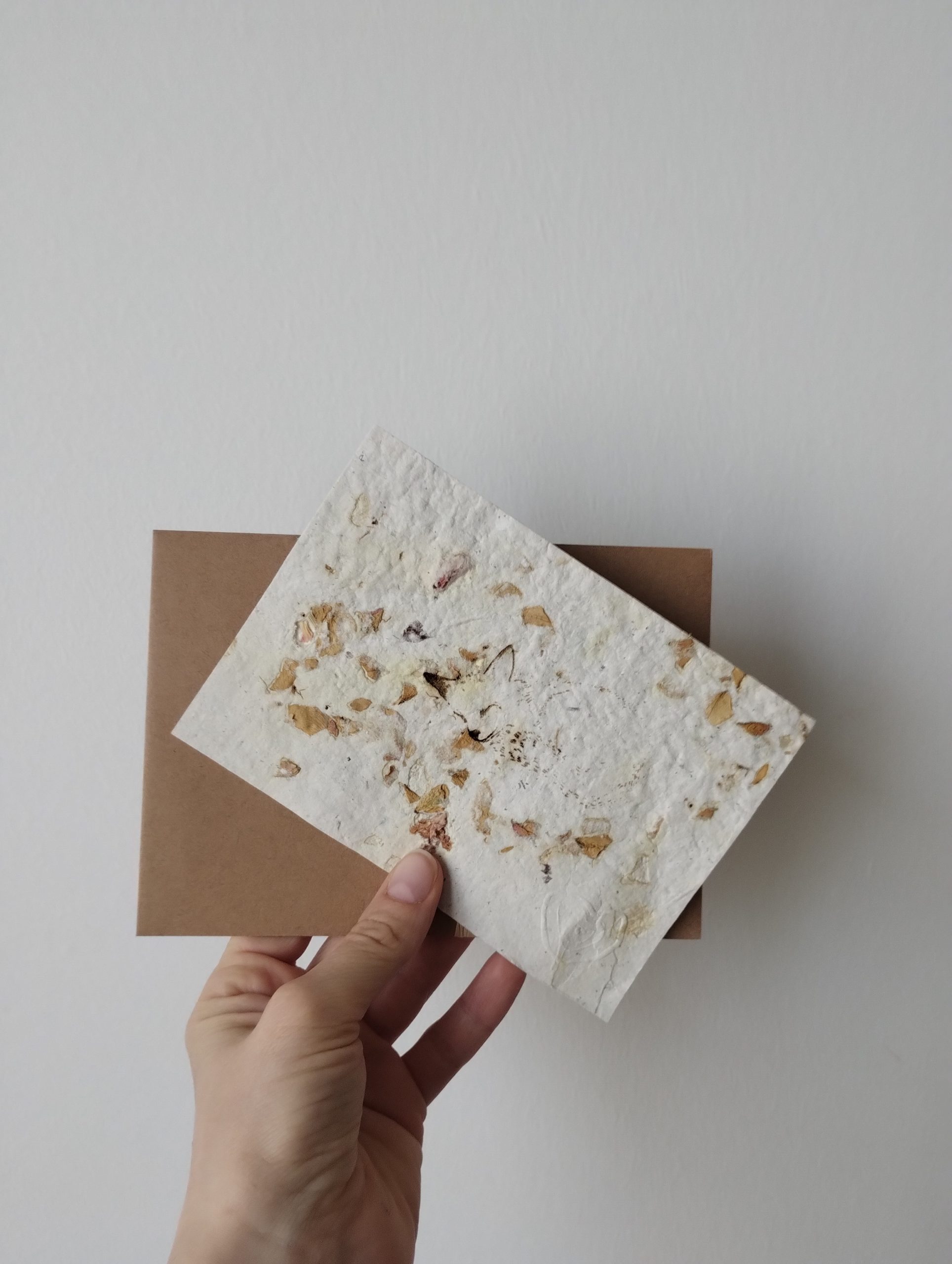 carte postale et enveloppe avec un renard sur papier fleuri
