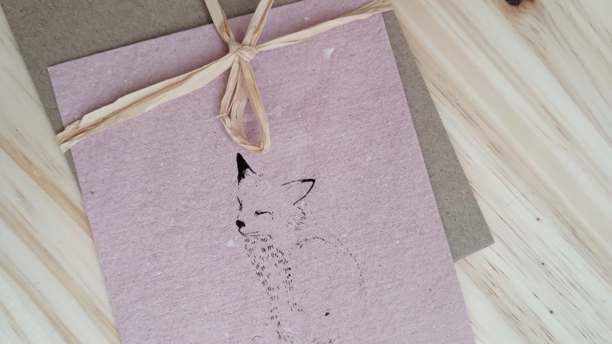 carte postale de renard sur fond rose