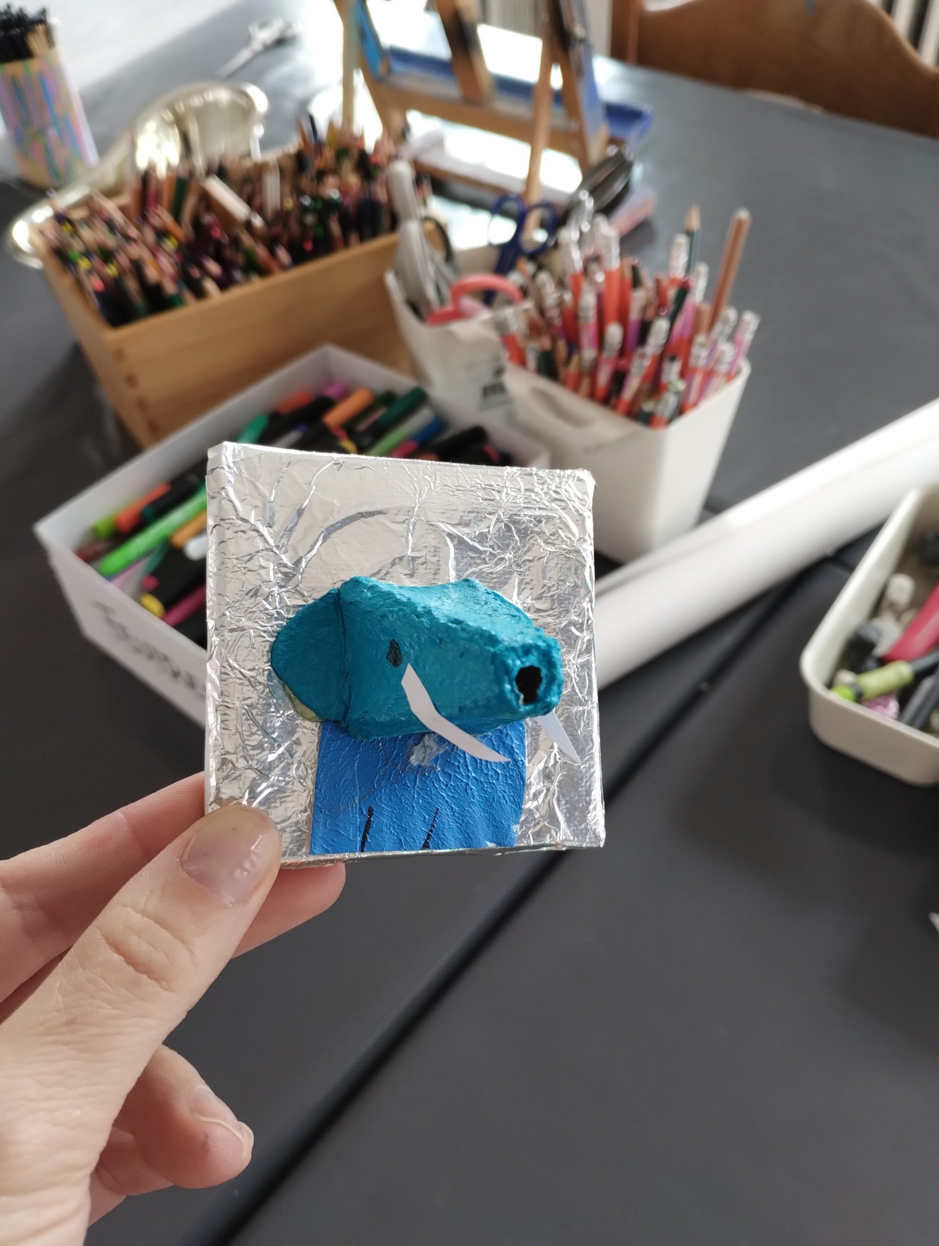un éléphant en petit tableau, travail d'arts plastiques