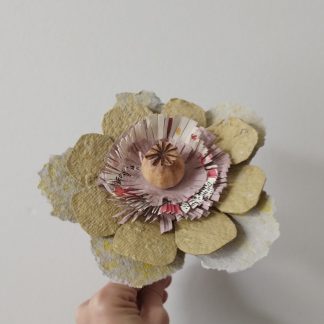 fleur de pavot en couleur jaune paille et papier recyclé