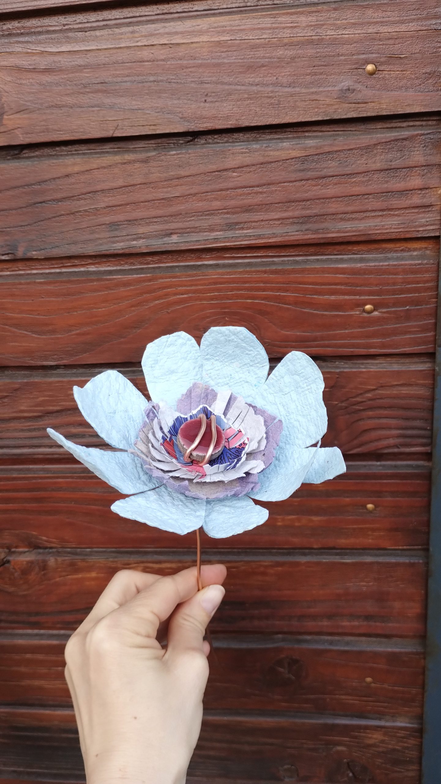 fleur décorative en papier recyclé avec vue sur la lave émaillée.