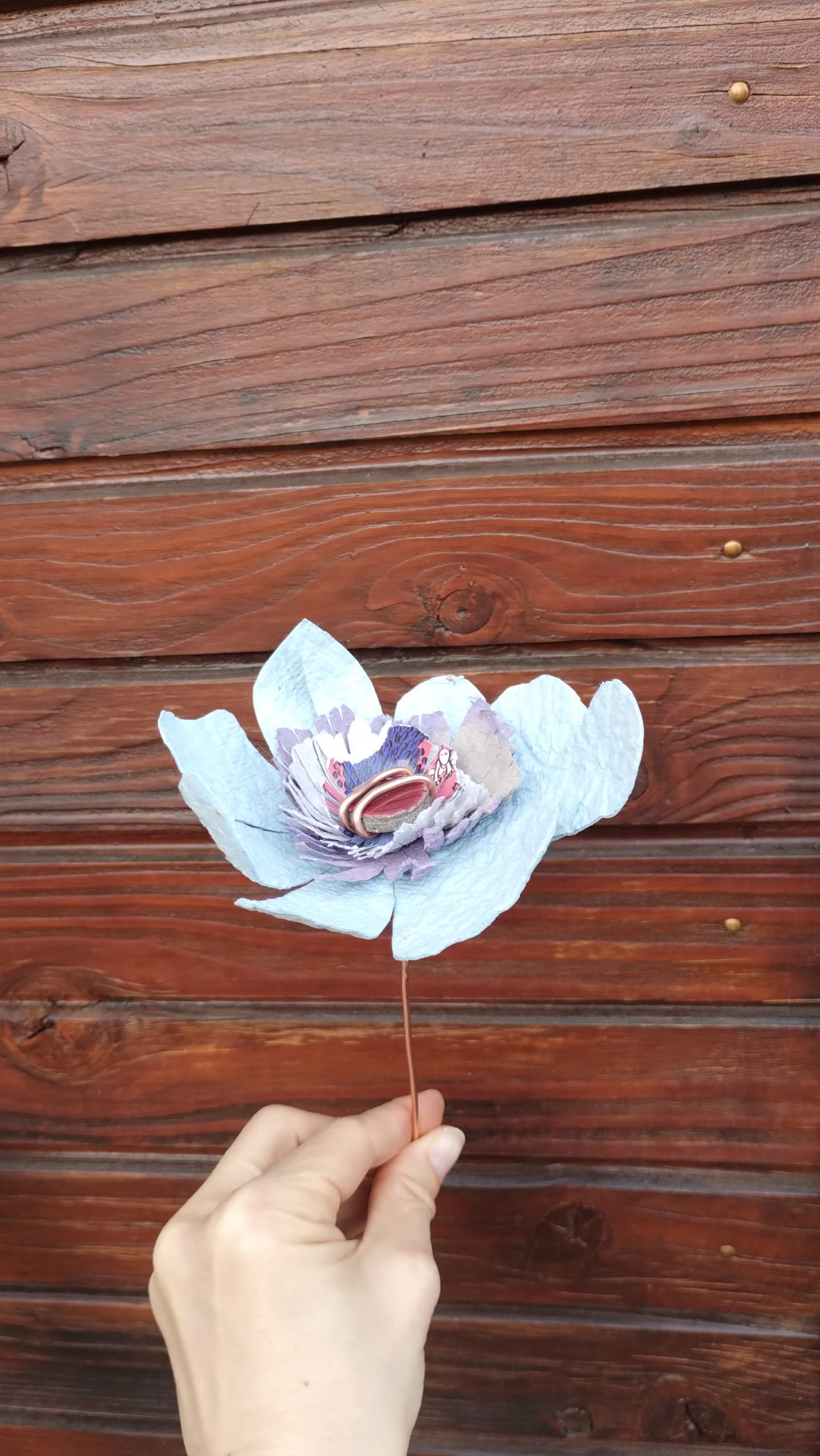 fleur en papier recyclé et lave émaillée de couleur bordeaux au milieu
