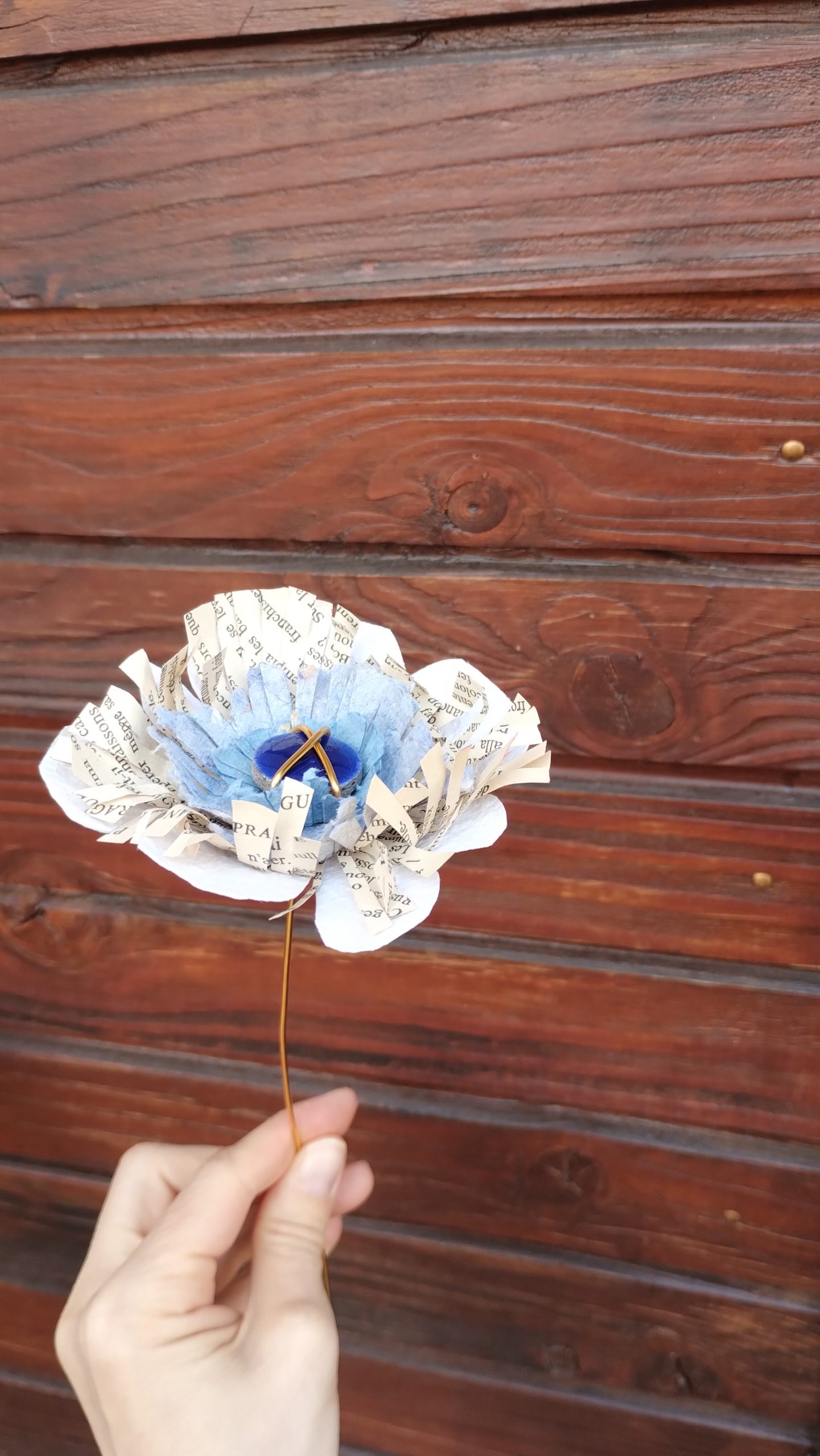 fleur avec une pierre de lave émaillée en bleu, et papier recyclé.