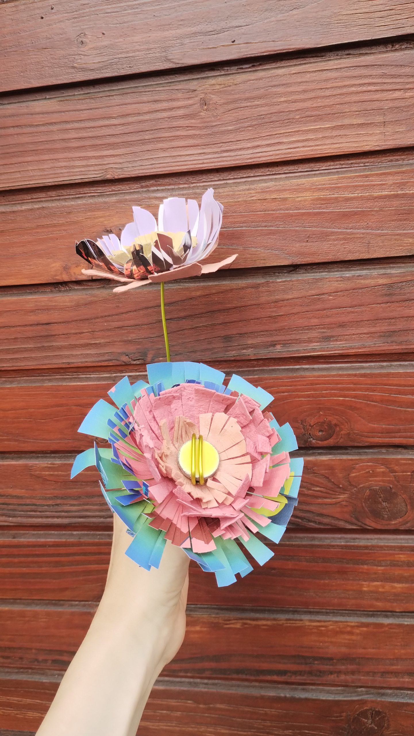 lave émaillée et fleurs de papier