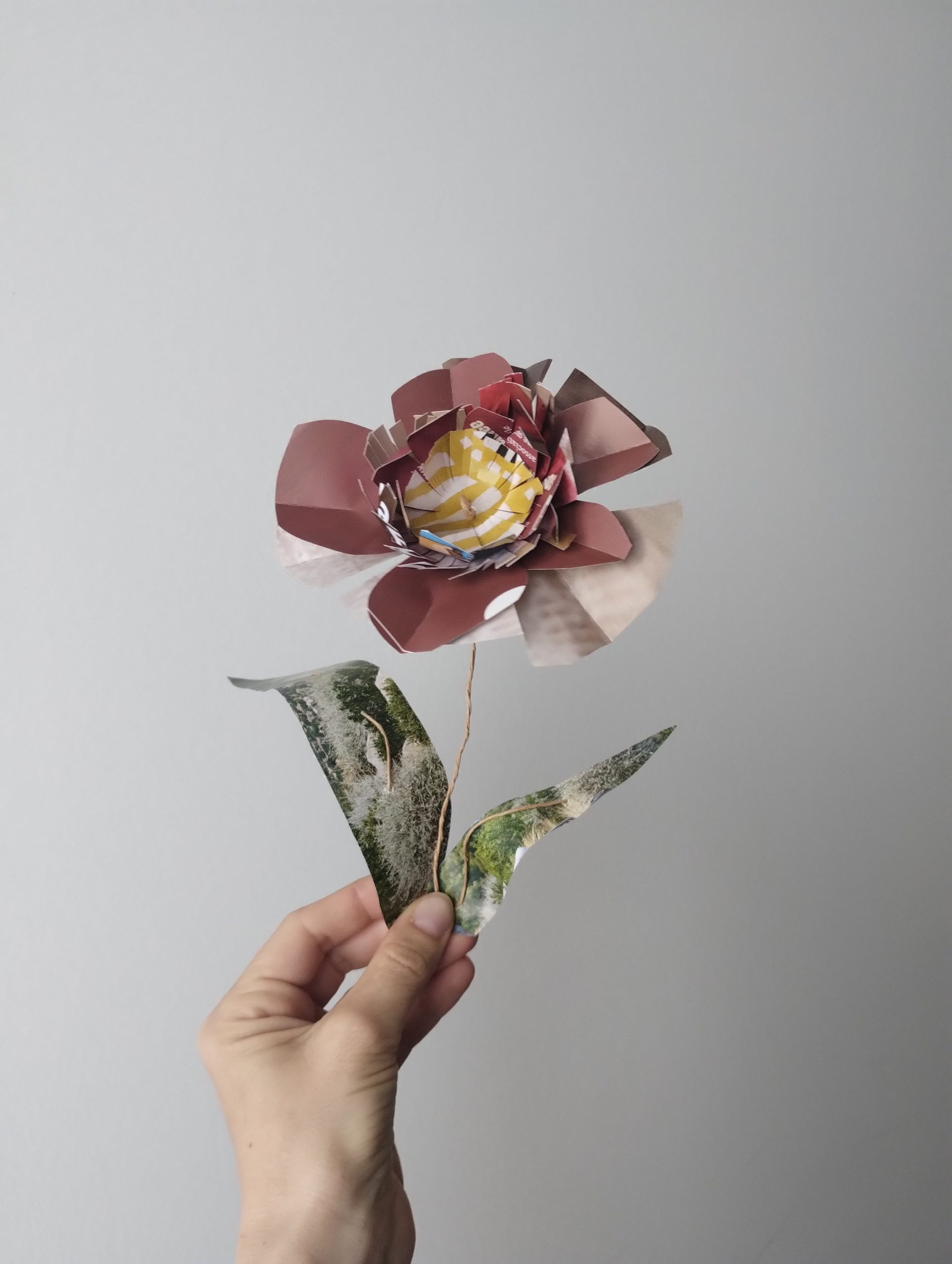 fleur en papier journal et magazines