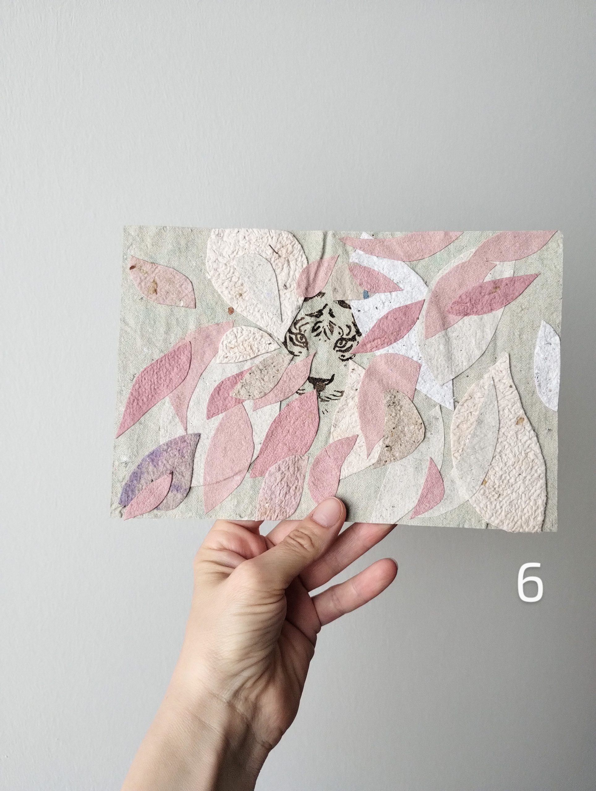 Affiche A5, avec un tigre caché dans des feuillages, rose, beige, blanc.
