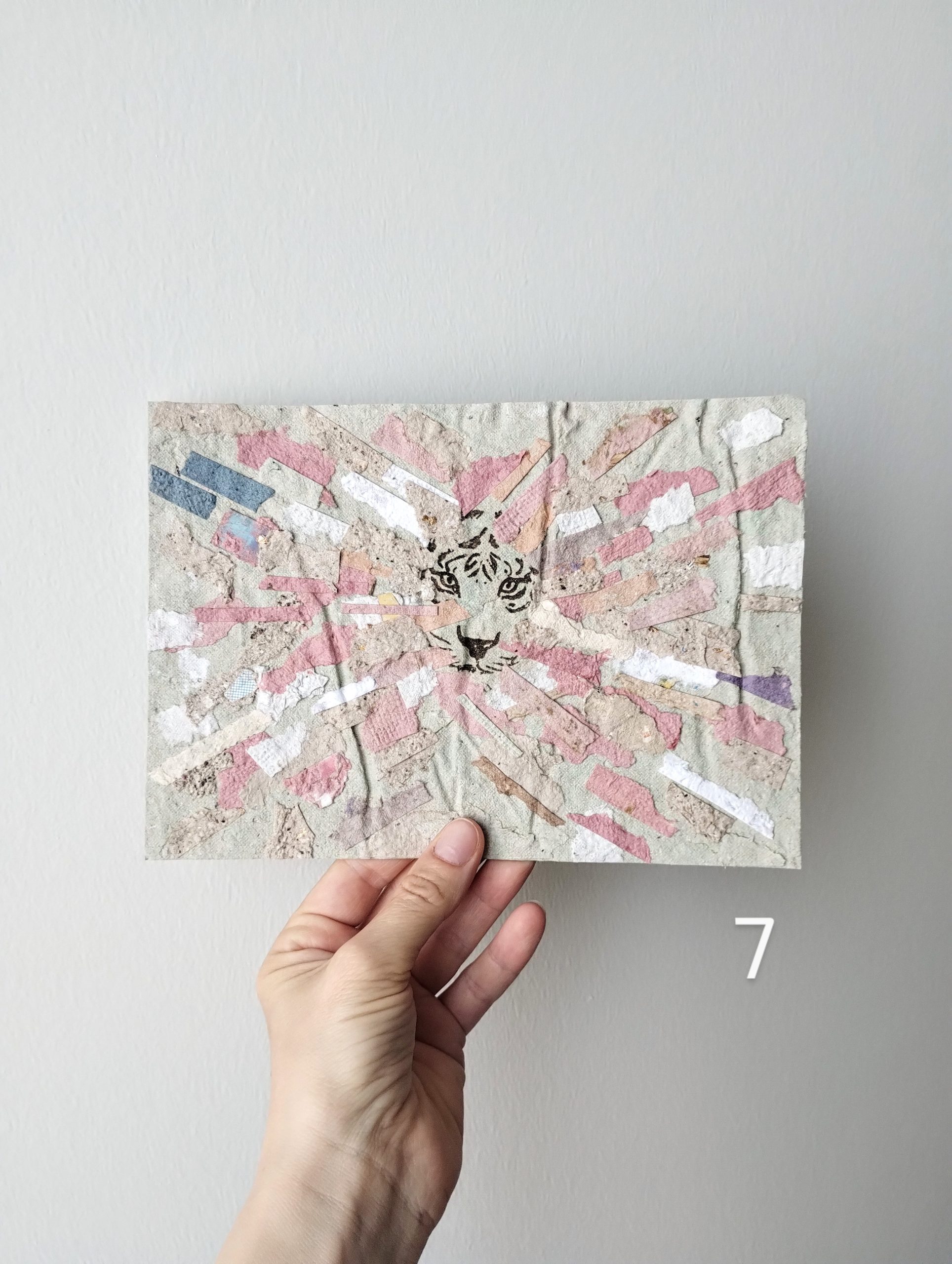 Affiche A5 avec un tigre. Papier recyclé. Coloris rose, bleu, beige, blanc