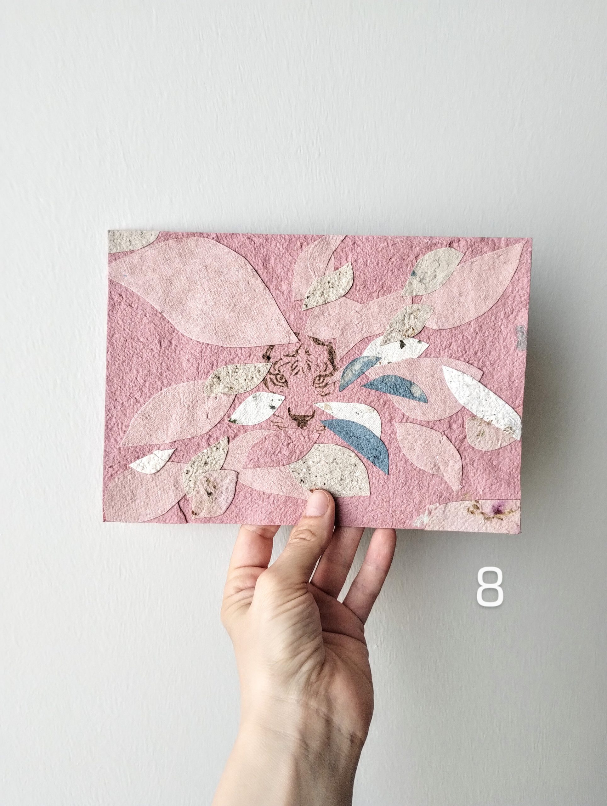 Affiche A5 avec un tigre. Papier recyclé avec comme couleur principal le rose.