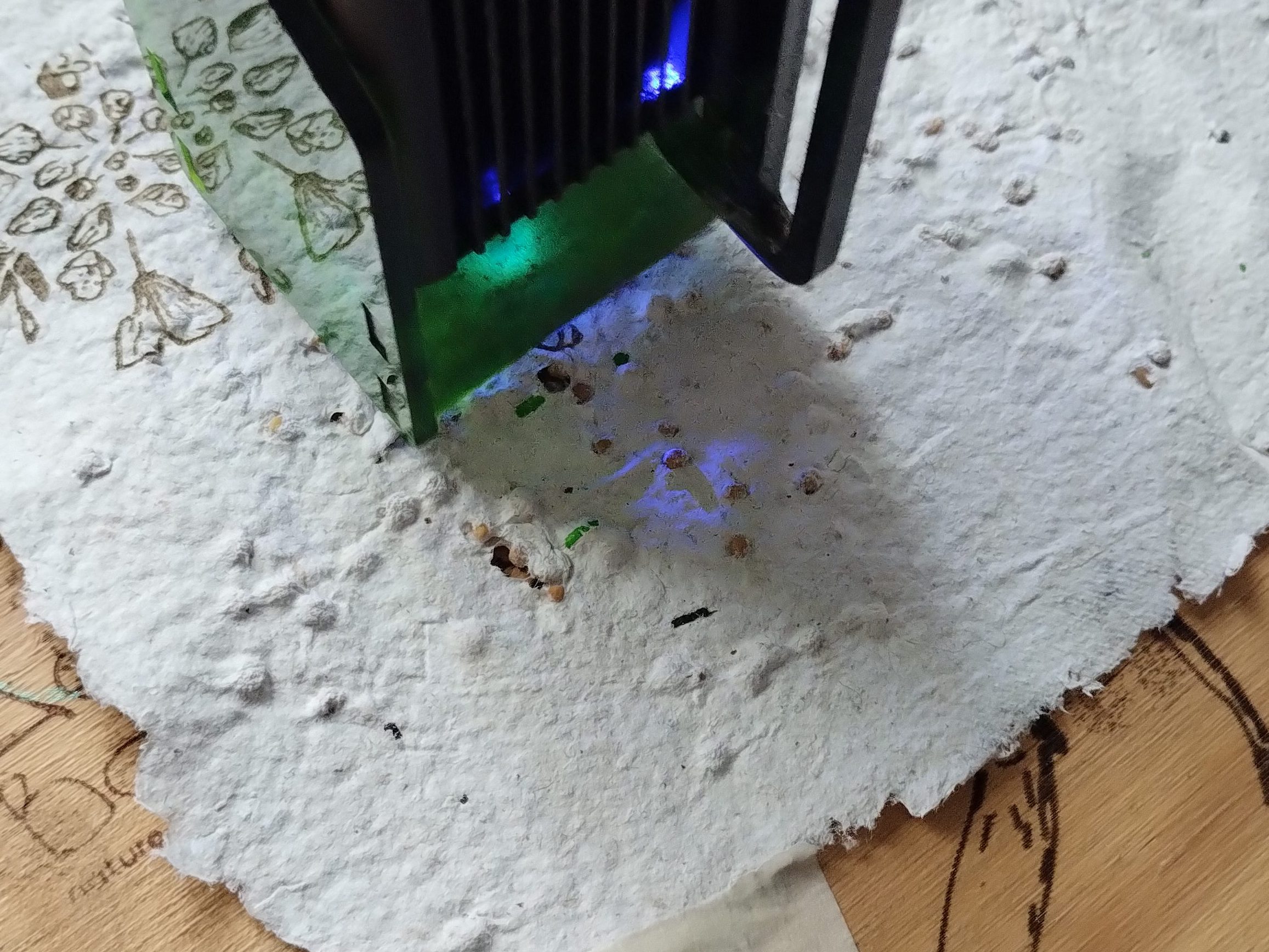 Graveuse laser pour reproduire les illustrations sur le papier recyclé.