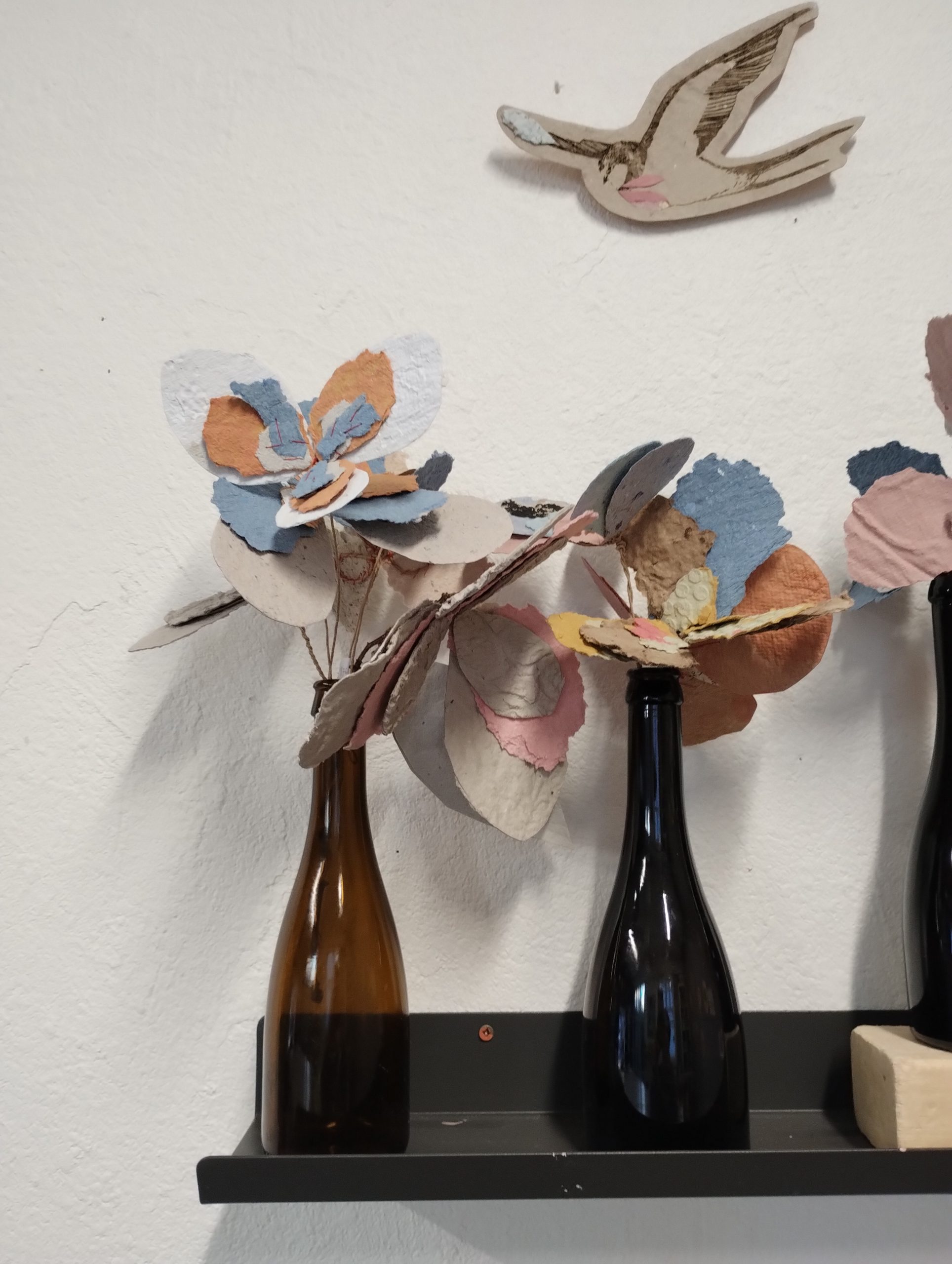 Décoration de fleurs en papiers recyclés.