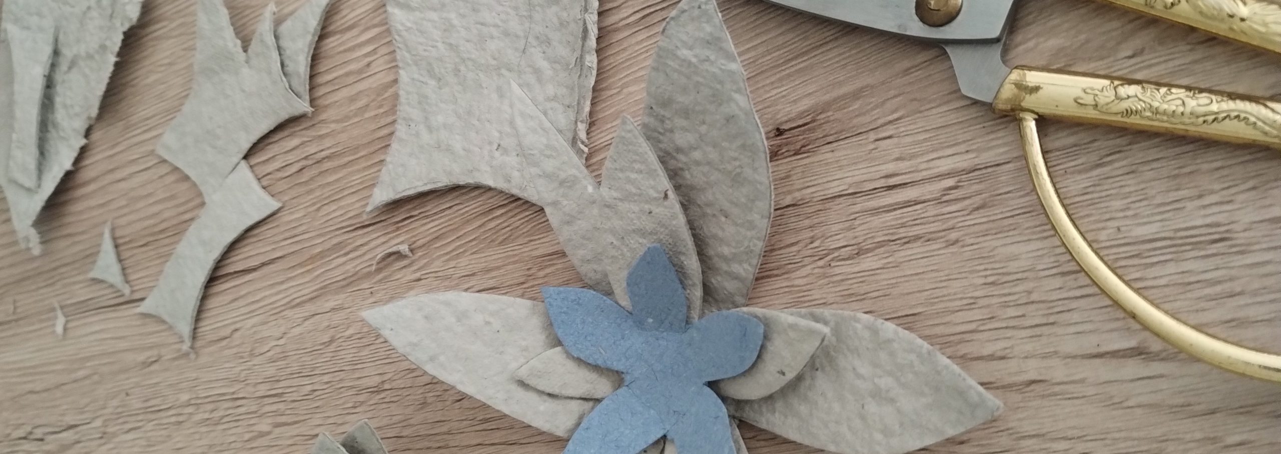 Création d'une fleur en papier recyclé. Les fleurs chéries.