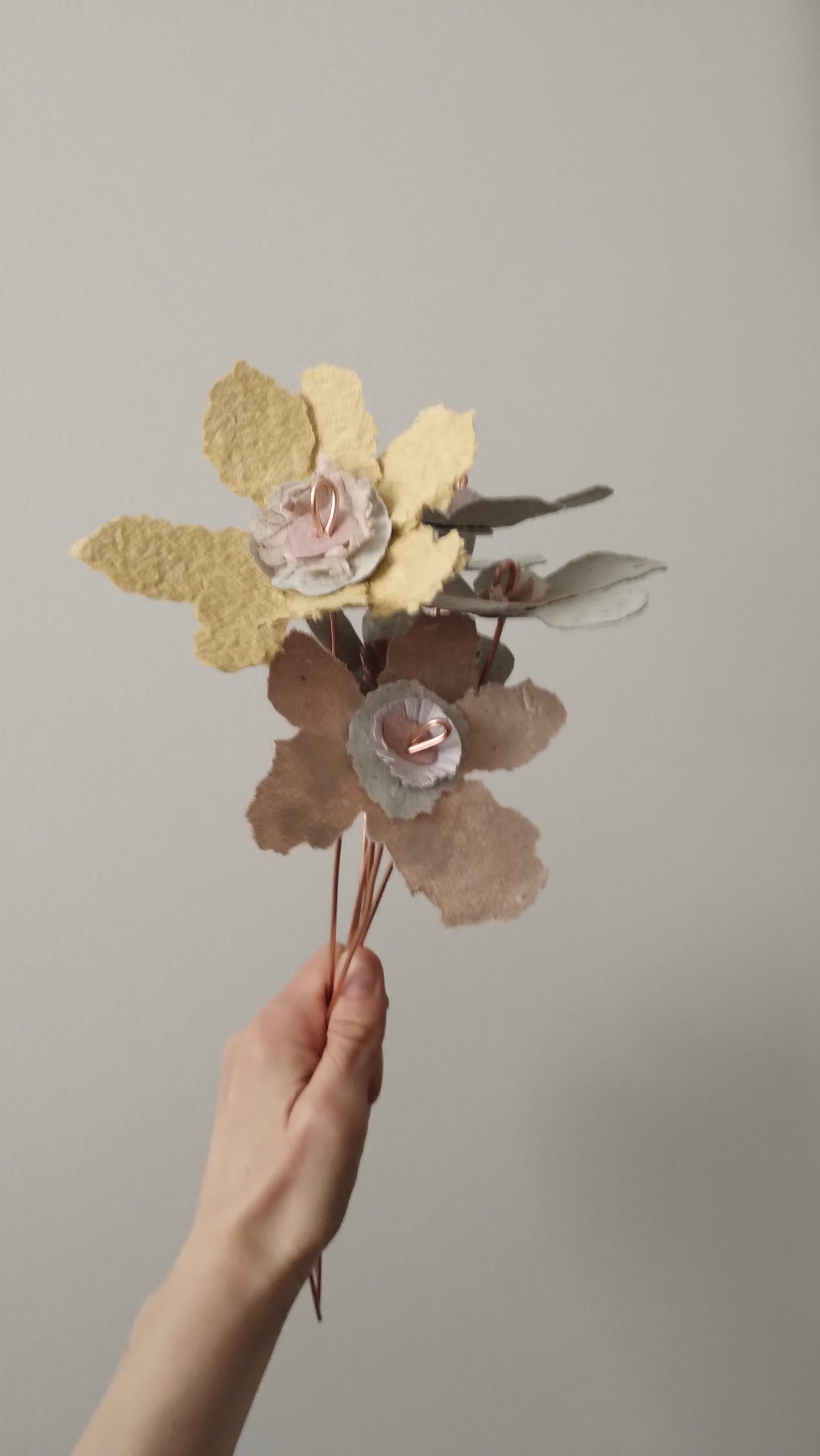 Petit bouquet de fleur de papier recyclé de couleur jaune