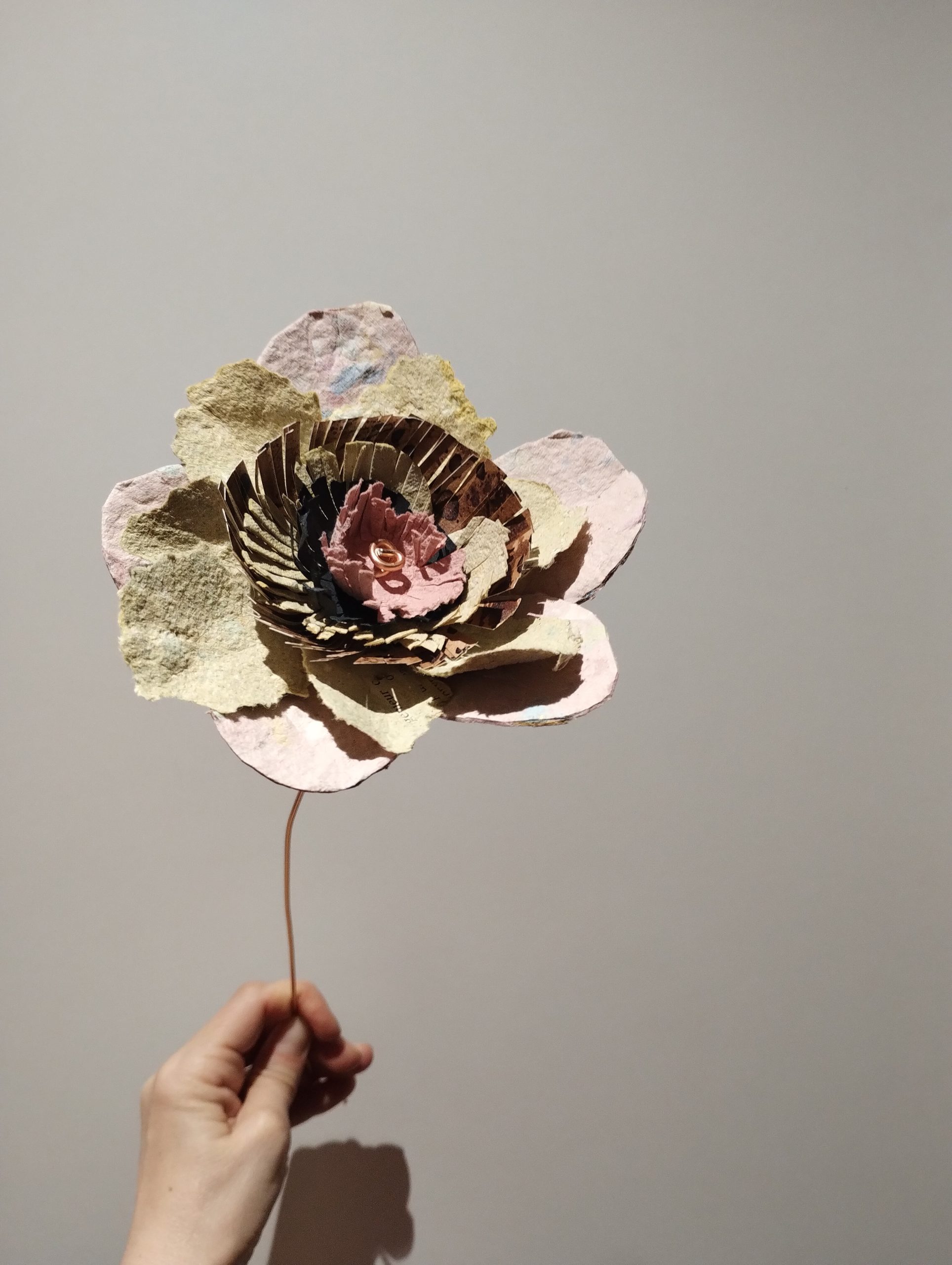 fleur en papier recyclé et jeu d'ombre et de lumière.