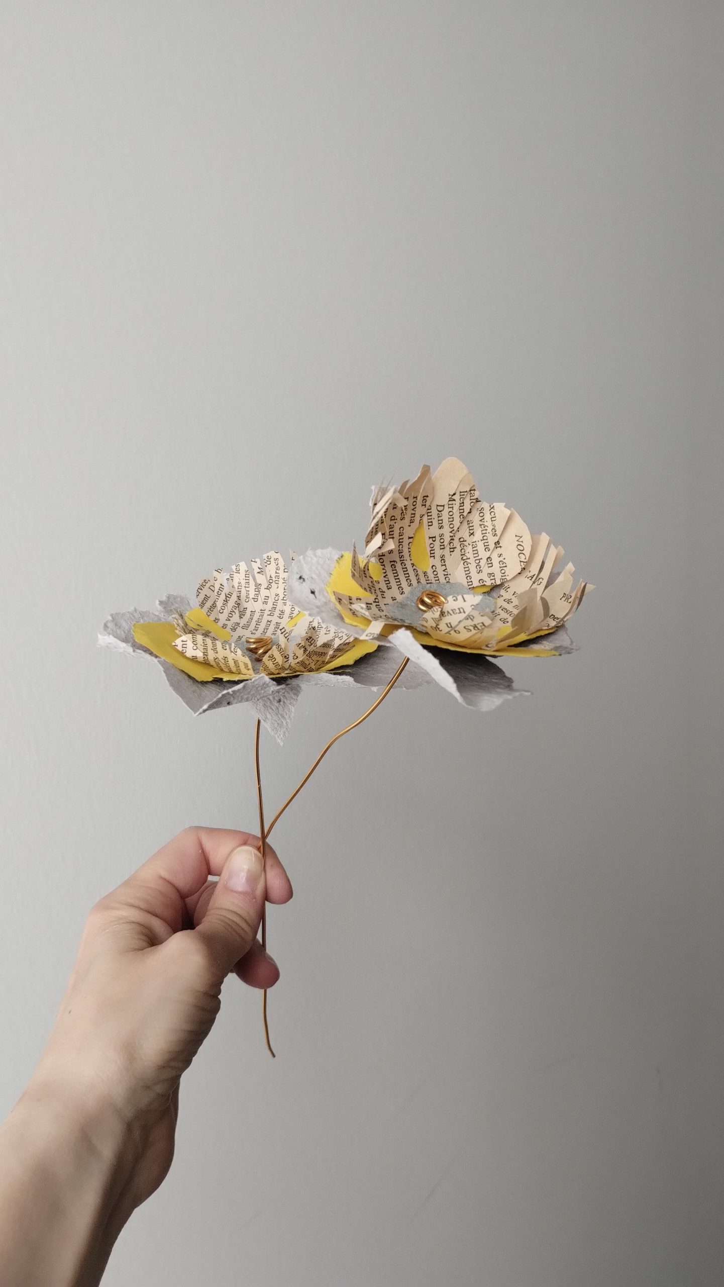 Bouquet de deux fleurs en papier recyclé et feuille de livre