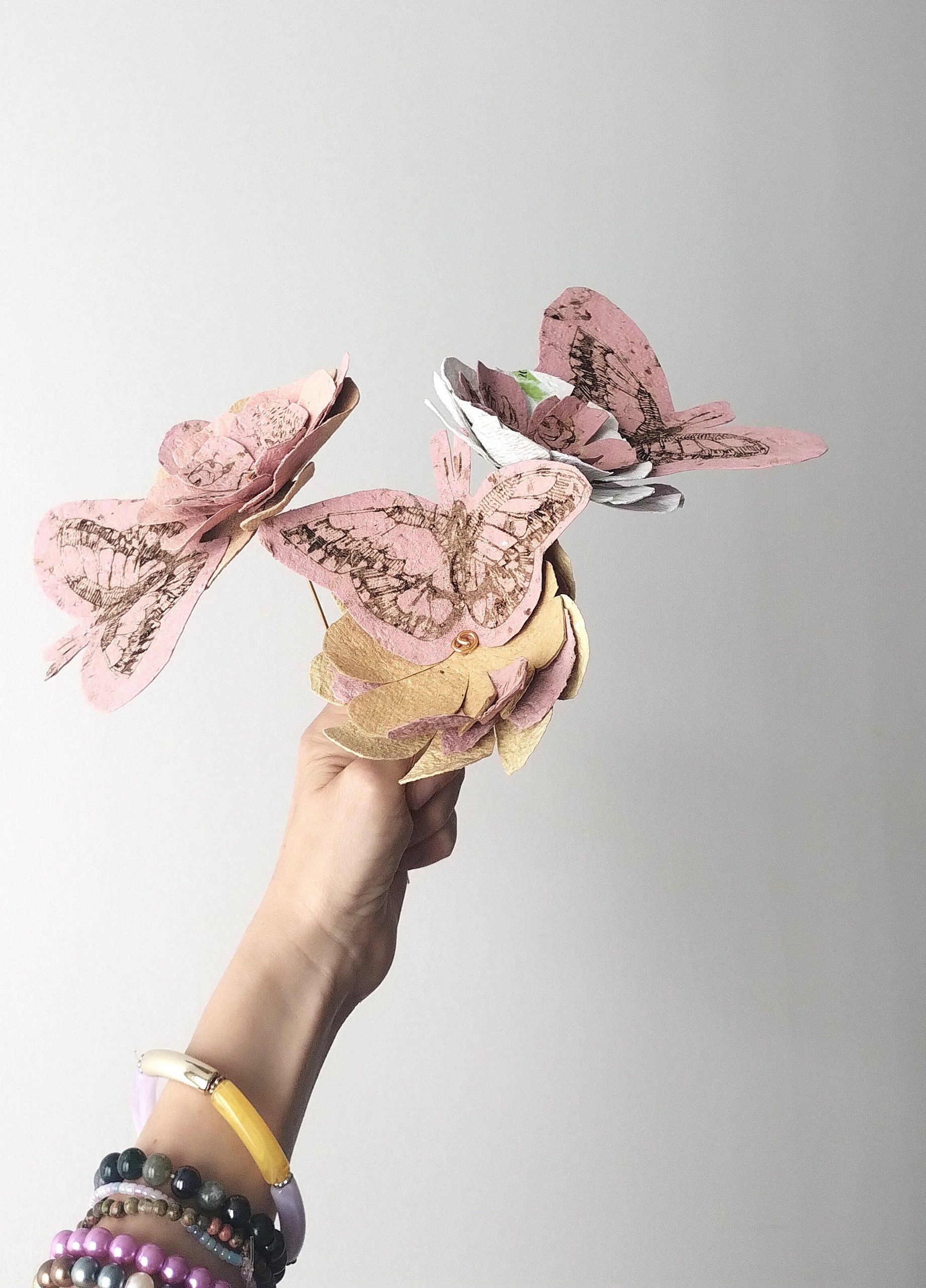 Bouquet de fleurs papillon papier recyclé et gravure